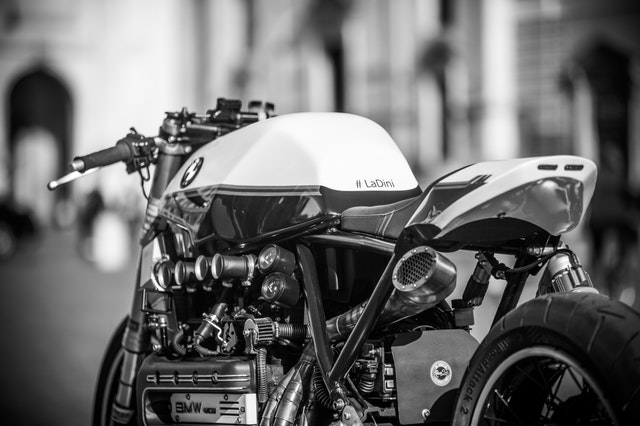 čierno-biela motorka